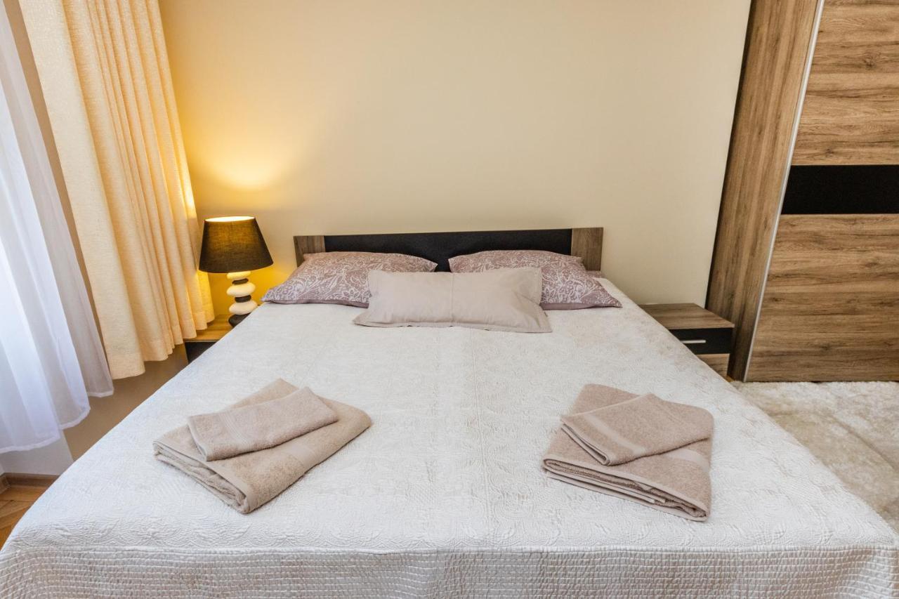 Prostorny Tripokojovy Apartman U Nabrezi Vltavy Apartment Prague Exterior photo