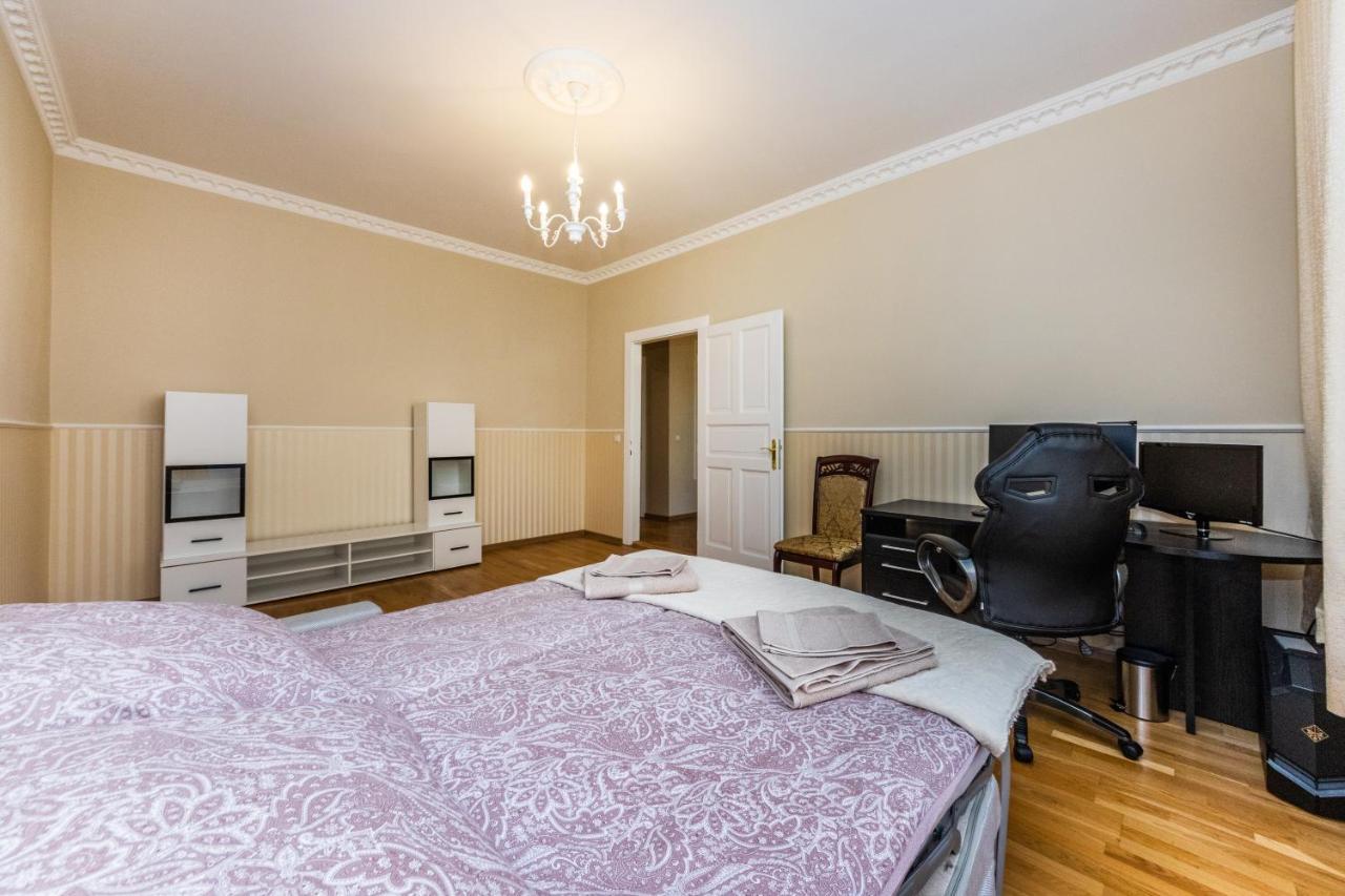 Prostorny Tripokojovy Apartman U Nabrezi Vltavy Apartment Prague Exterior photo