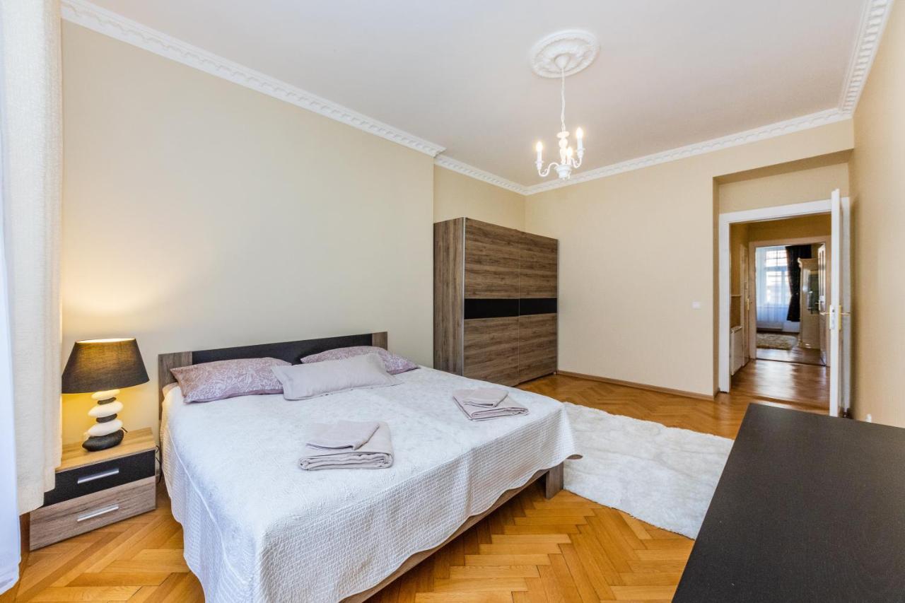 Prostorny Tripokojovy Apartman U Nabrezi Vltavy Apartment Prague Exterior photo